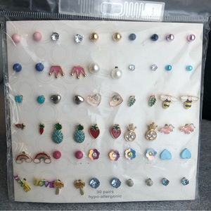 NWT 30 pairs of stud earrings